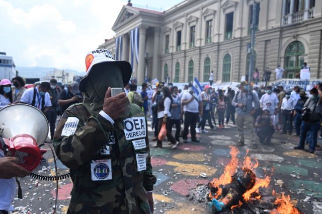 2021년 10월 엘살바도르의 수도 산살바도르에서 비트코인 법정통화 채택을 반대하는 시위가 벌어지고 있다. [이미지출처=연합뉴스]