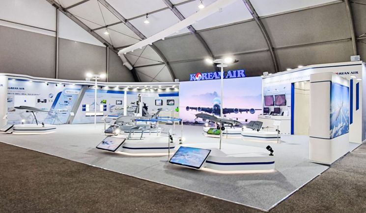 '2021 서울 국제 항공우주 및 방위산업 전시회(ADEX 2021)'에 참가한 대한항공의 전시회 부스에서 무인기 등을 소개하고 있다.