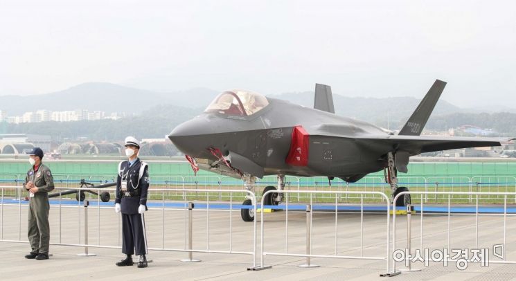 19일 경기 성남 서울공항에서 열린 '서울 아덱스 2021'에서 F-35A를 비롯한 다양한 전투기가 전시되고 있다./성남=강진형 기자aymsdream@