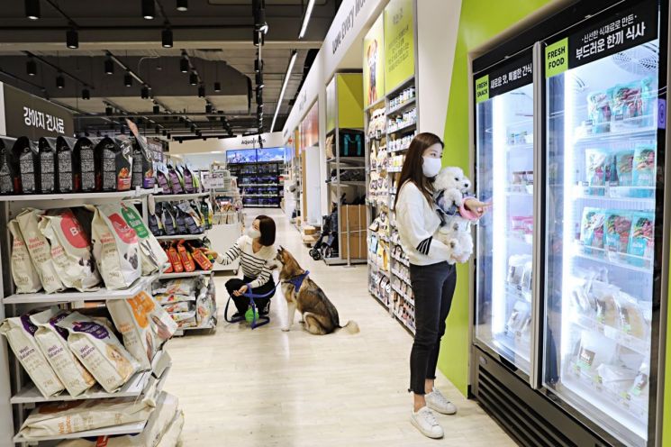 19일 서울 은평구 진관동에 위치한 롯데마트 은평점 '콜리올리' 매장에서 고객들이 반려견과 함께 상품을 둘러보고 있다.
