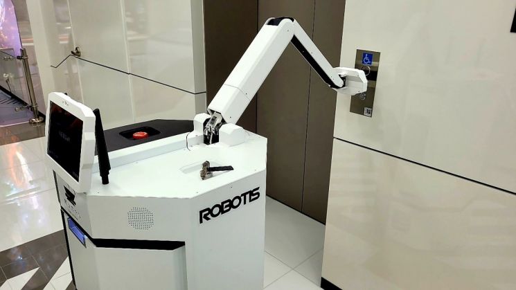 로보티즈의 실내용 배달로봇. 올 8월 서울 중구에 위치한 호텔에 투입됐다. [사진제공 = 로보티즈]