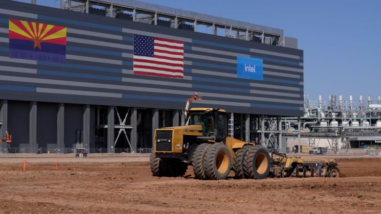 인텔이 미국 애리조나주에 짓고 있는 반도체 공장의 모습 [이미지출처=로이터연합뉴스]