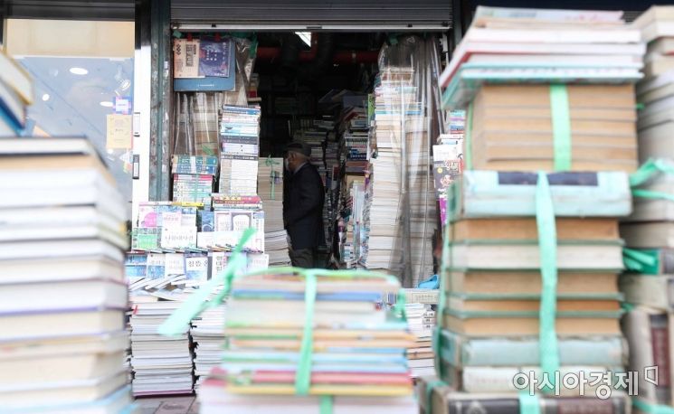 서울 청계천 헌책방 거리를 찾은 시민들이 책을 살펴보고 있다. /문호남 기자 munonam@＜아시아경제 DB＞