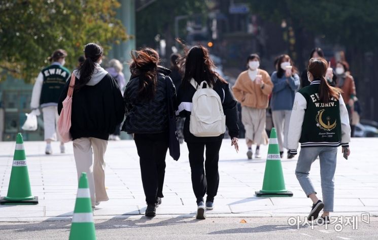 '위드 코로나' 전환을 앞두고 주요 대학들이 속속 대면 수업으로 전환하면서 캠퍼스와 주변 상권이 조금이나마 활기를 띠기 시작했다. 19일 서울 서대문구 이화여대 캠퍼스가 학생들로 활기를 되찾아가고 있다./김현민 기자 kimhyun81@