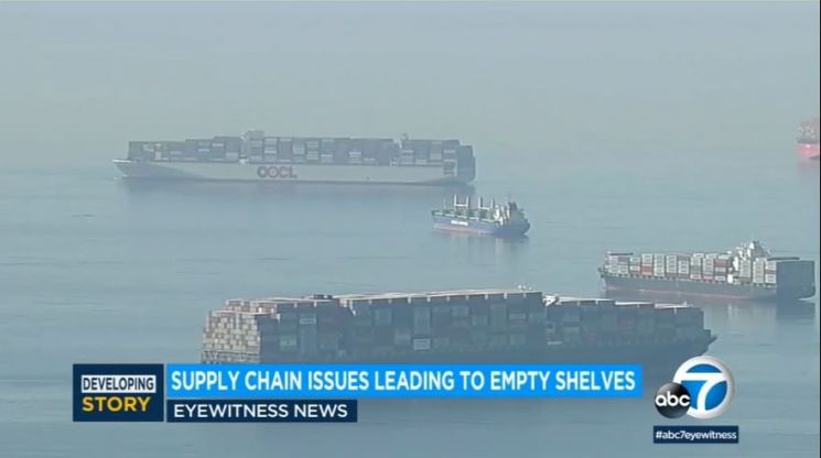 미 서부 공해상에 입항을 기다리는 컨테이너 선박들.(사진출처:abc뉴스)