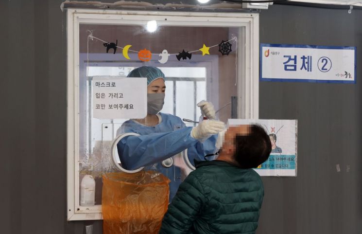 서울역광장에 마련된 코로나19 임시선별검사소에서 의료진이 검체를 채취하고 있다. [이미지출처=연합뉴스]