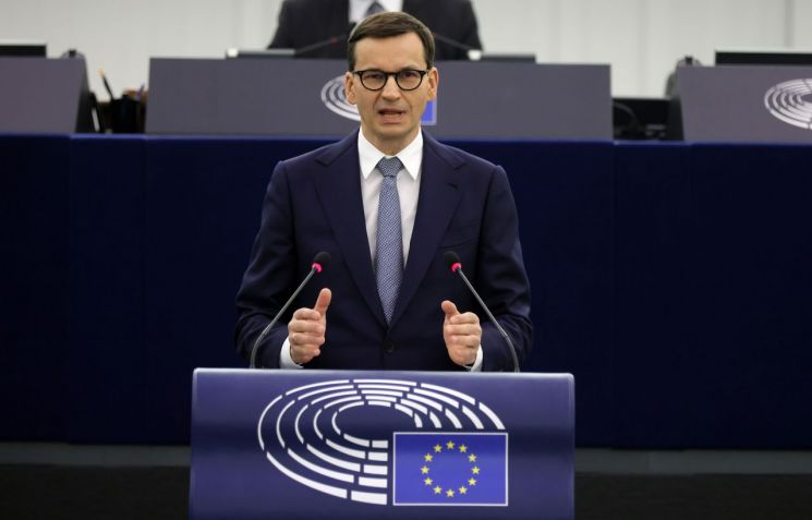EU, 폴란드에 제재 경고 "보조금·투표권 제한할 수 있어" 