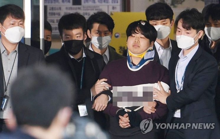 미성년자를 포함한 여성을 협박해 성 착취 불법 촬영물을 제작하고 유포한 텔레그램 '박사방' 운영자 조주빈이 지난 3월 서울 종로경찰서에서 검찰로 송치되고 있다. / 사진=연합뉴스