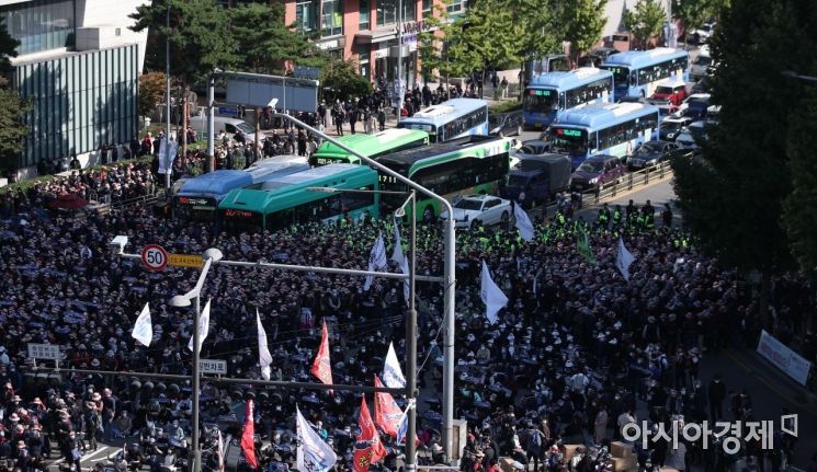 [포토] 총파업 집회에 발 묶인 차량들