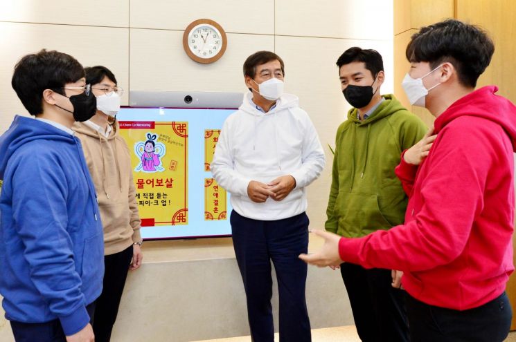 신학철 LG화학 부회장(가운데)이 서울 영등포구 여의도 LG트윈타워 집무실에서 MZ세대 멘토들에게 소통 팁을 전수받는 모습.(사진제공=LG화학)
