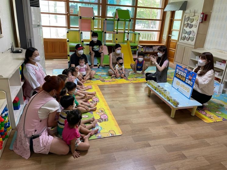 부모가 직접 참여하는 경남 김해시 열린 어린이집 보육 과정.[이미지출처=김해시]