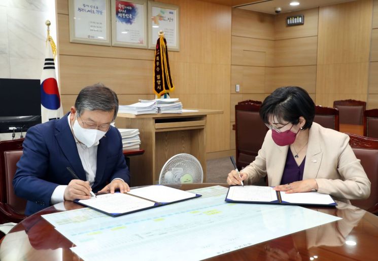 박일호 밀양시장(왼쪽)과  김정희 교육지청장이 작은 학교 살리기 프로젝트 업무협약을 체결하고 있다.