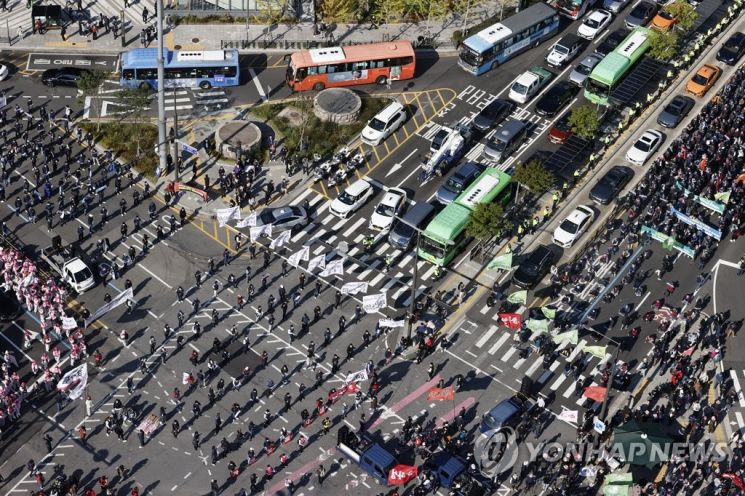 10·20 민주노총 총파업에 참가한 조합원들이 지난 20일 서울 서대문역 네거리에 기습 집결해 도로를 점거한 채 집회를 하고 있다. /사진=연합뉴스