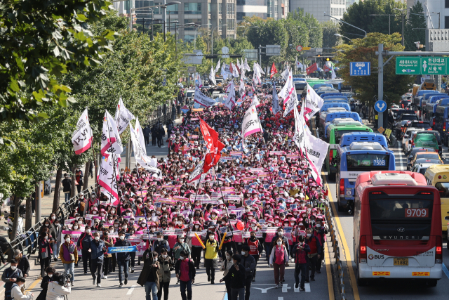 서민 교수 "민노총 집회, 北 열병식인가… 경찰도 같이 행진" 비판