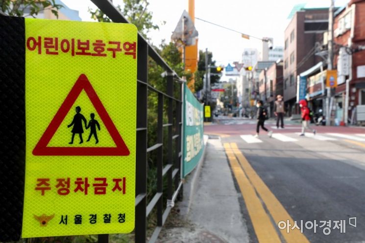 서울 시내 한 초등학교에서 학생들이 등교하고 있다. /문호남 기자 munonam@
