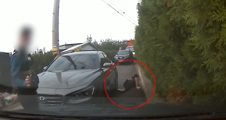 좁은 골목길에서 한 남성이 반대편에서 오는 차에 비키라고 요구하며 길을 막는 영상이 공개돼 공분을 자아내고 있다. 사진=유튜브 채널 '한문철tv' 화면 캡처.