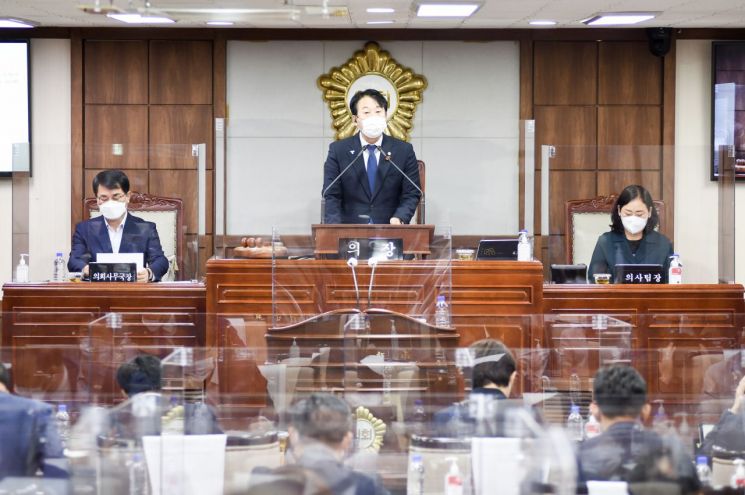 20일 열린 제256회 임시회 제4차 본회의에서 허유인 순천시의회 의장이 발언을 하고 있다