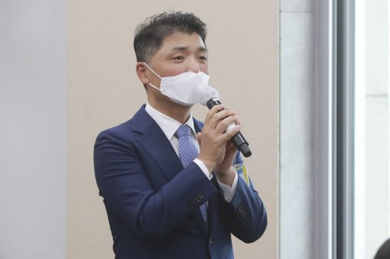 김범수 카카오 의장이 2021년 11월 21일 국회에서 열린 국회 과학기술정보방송통신위원회의 방송통신위원회 등에 대한 국정감사에 증인으로 출석, 의원들 질의에 답변하고 있다./윤동주 기자 doso7@