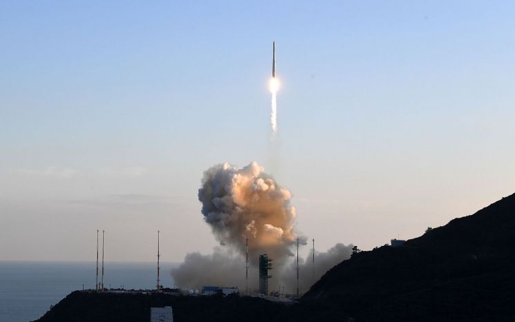 [속보]누리호 1차 발사 정상 비행…목표 고도 도달·위성 모사체 분리 완료