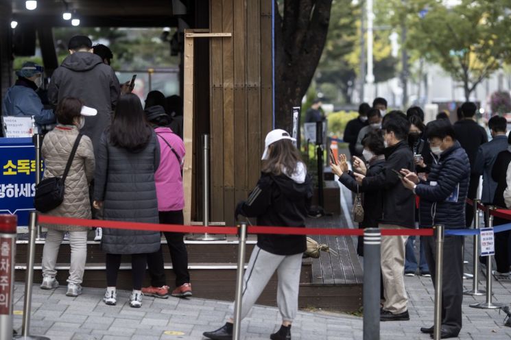 오후 6시까지 전국서 1215명 확진 판정…어제보다 141명 ↑