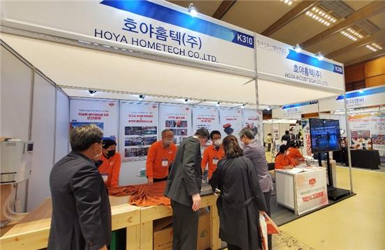 방문객들이 '2021 한국건축산업대전'의 호야홈텍 부스에서 호야온돌을 살펴보고 있다. [사진제공 = 호야홈텍]