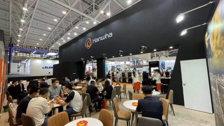 한화정밀기계 직원들이 중국 '네프콘 아시아 심천 2021' 전시관에서 고객과 활발한 비지니스 미팅을 진행하고 있다.(사진제공=한화정밀기계)