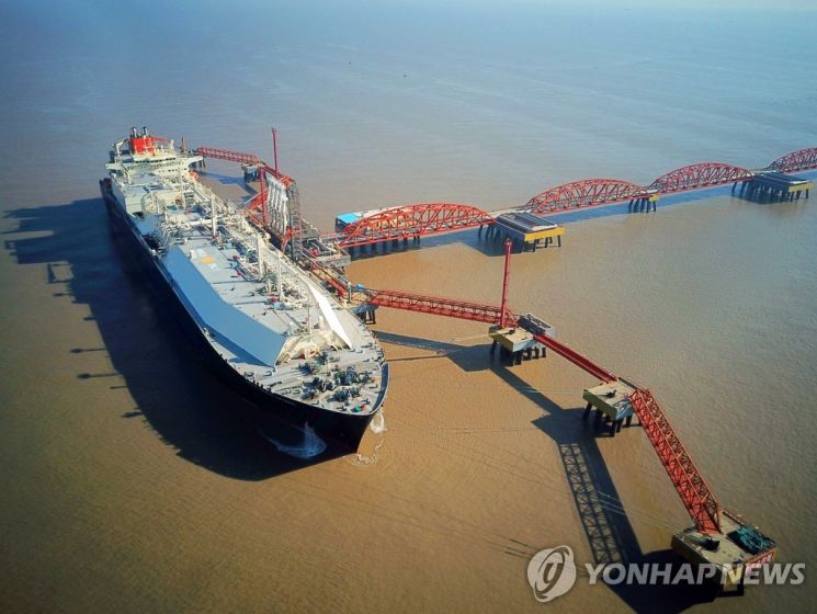천연가스 터미널에 정박해 있는 중국 액화천연가스(LNG) 선박 / 사진=연합뉴스