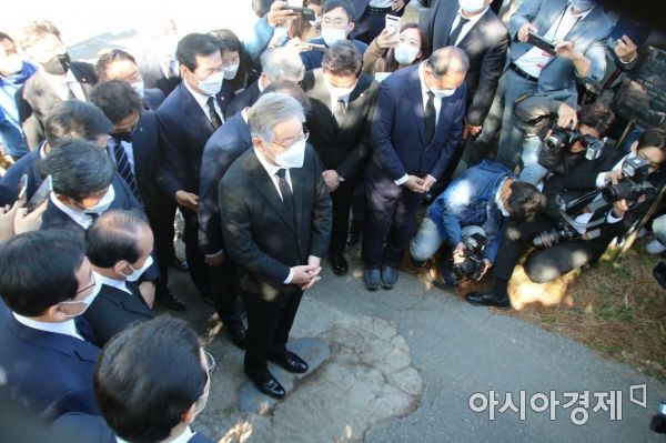 이재명 더불어민주당 대선 후보가 22일 광주를 찾아 국립5.18민주묘지 제2묘역 바닥에 묻힌 '전두환 기념비'를 밟고 있다.