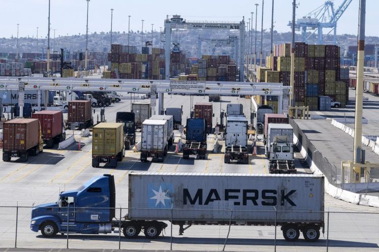 20일(현지시간) 미국 캘리포니아주 산페드로의 로스앤젤레스(LA)항에서 컨테이너 운송용 화물트럭들이 터미널로 들어가기 위해 줄지어 서 있다. [이미지출처=연합뉴스]
