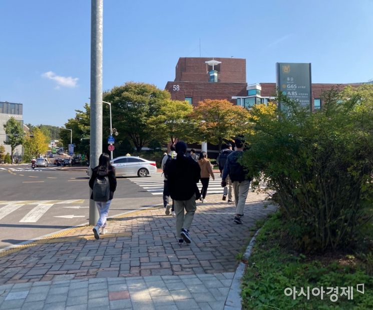 서울대 내부를 오가는 시내버스에서 하차한 뒤, 바쁘게 건물을 향해 걸어가는 학생들의 모습. 사진=김서현 기자 ssn3592@