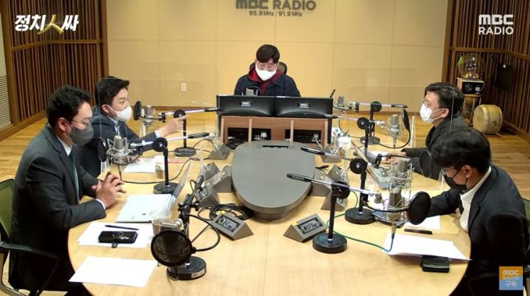 23일 MBC 라디오 '정치인싸'에 출연해 설전을 벌이는 원희룡 전 제주지사와 현근택 변호사. [사진=유튜브 'MBC 라디오' 캡처]