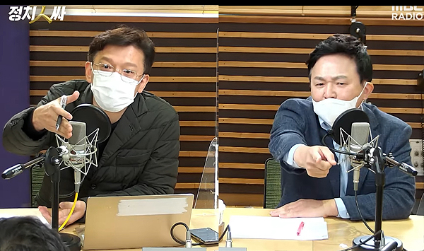 23일 오전 MBC 라디오 '정치인싸'에 출연한 현근택 변호사와 국민의힘 대선 예비후보인 원희룡 전 제주도지사가 설전을 벌이고 있다. 사진=정치인싸 유튜브