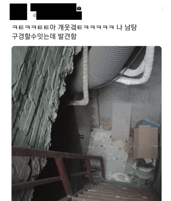 한 누리꾼이 자신의 트위터 계정에 게재한 남성 목욕탕 뒷문 사진. / 사진=인터넷 커뮤니티 캡처
