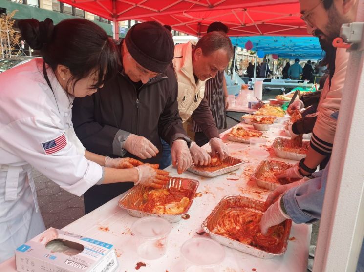 뉴욕 시민 수천명이 즐긴 김치 축제‥'김치의 날' 제정으로 이어진다