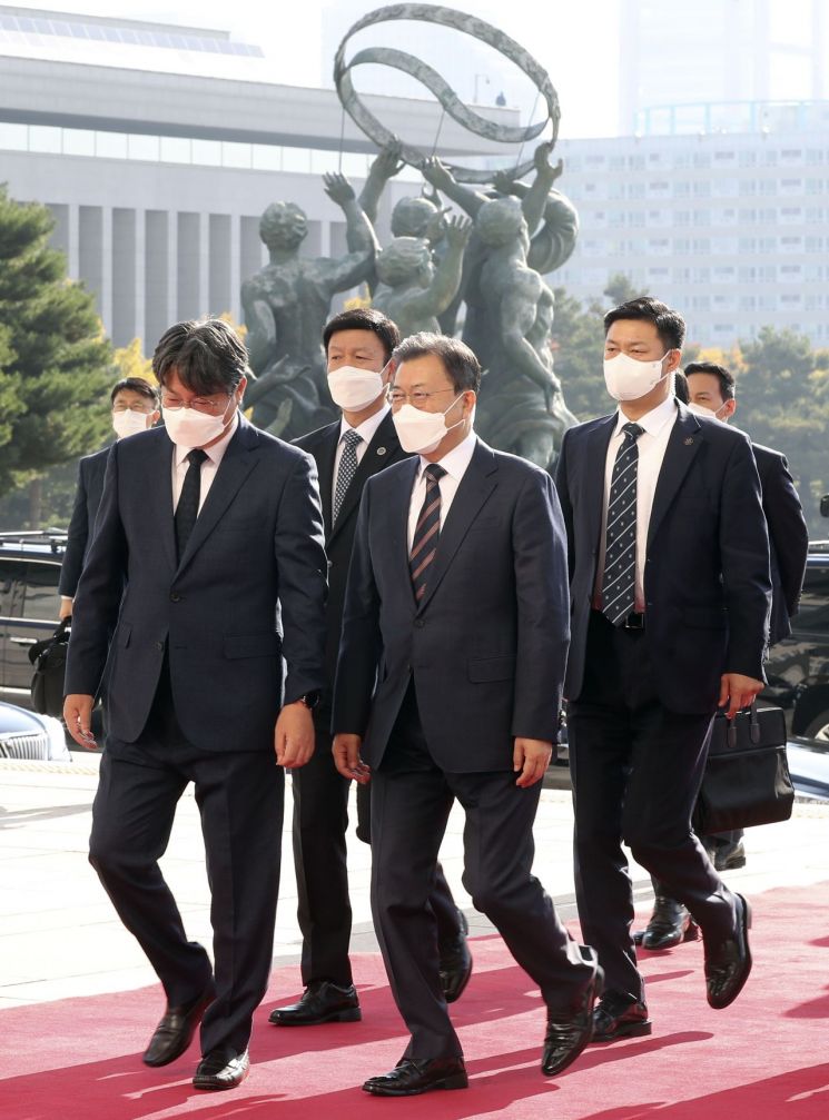 文대통령 "무역 1조 달러, 역대 최고…고용, 이전 수준 99.8% 회복"