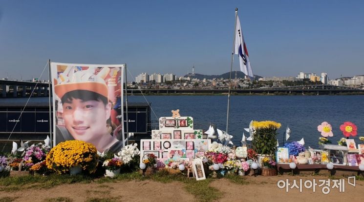 25일 서울 반포한강공원 수상택시 승강장 인근에 고(故) 손정민씨를 추모하는 공간이 마련돼있다. 사진=허미담 기자damdam@