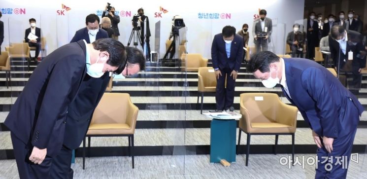 [포토] 인사하는 김부겸 총리와 최태원 회장