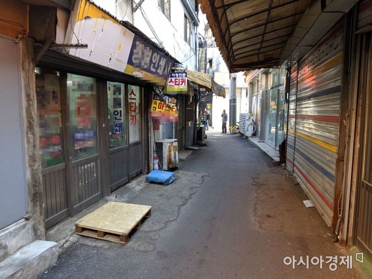 서울 중구 인현동 '을지로 인쇄골목'. 영업시간이 한창이지만 군데군데 문을 닫은 가게들이 눈에 띈다. 사진=윤슬기 기자seul97@