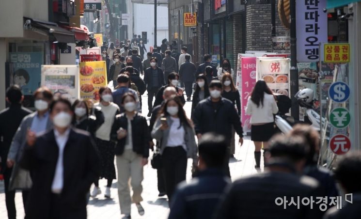 '단계적 일상회복(위드코로나)' 방역체계 전환을 앞둔 26일 서울 명동 거리가 점심식사를 하려는 시민들로 붐비는 모습./김현민 기자 kimhyun81@