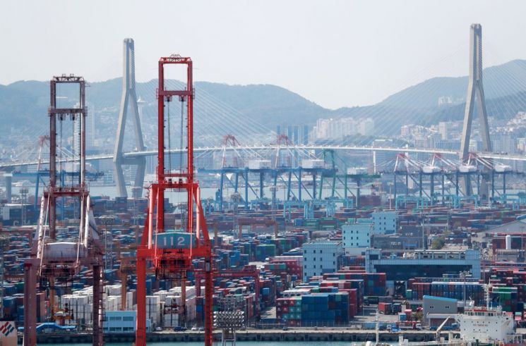 경제계, 최단기 무역액 1조달러 달성에 "한국 경제 저력 재확인"
