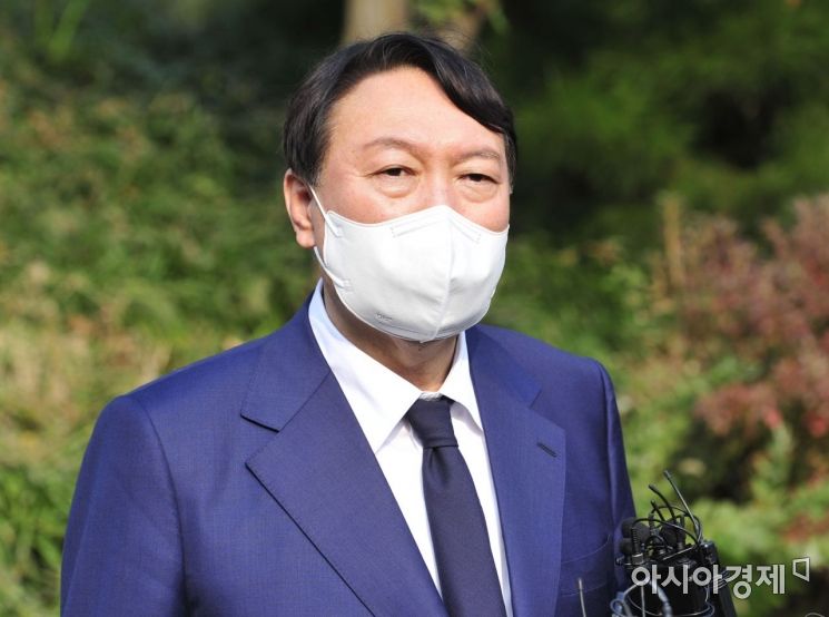 윤석열 국민의힘 대선 경선 후보가 26일 서울 동작구 국립서울현충원을 방문, 故 김영삼 대통령 묘역 참배 후 취재진 질문에 답변하고 있다./국회사진기자단