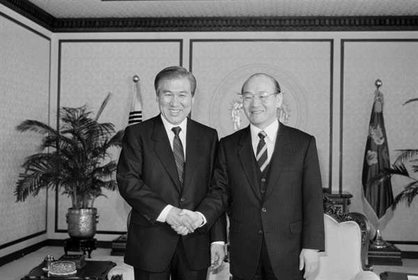 1988년 1월5일, 전두환 당시 대통령이 노태우 차기 대통령의 예방을 받고 새해 인사를 나누며 악수하고 있다. /사진=연합뉴스