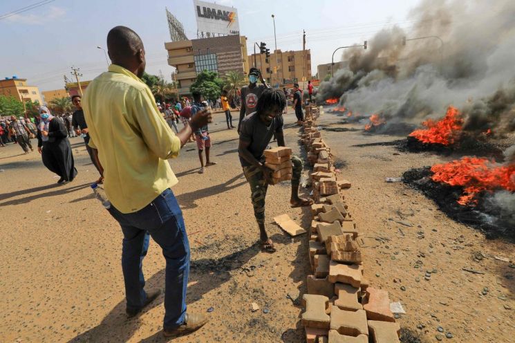 정부, 수단 쿠데타에 "우려스럽게 주시 중… 평화적인 대화해야"