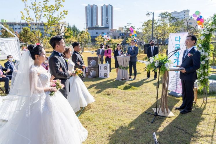 광양제철소 프렌즈봉사단, 다문화부부를 위한 야외 ‘합동결혼식’ 열어