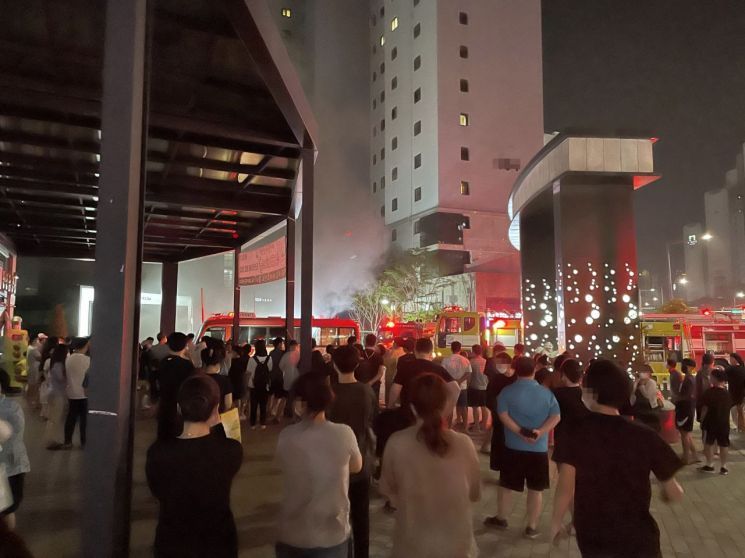 지난 8월11일 오후 11시9분께 충남 천안시 불당동 한 아파트 지하 주차장에서 불이 나 주민 수십여 명이 아파트 밖으로 대피해있는 모습. / 사진=연합뉴스