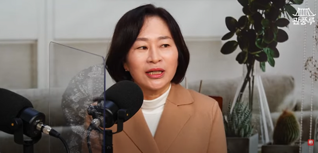 원 전 지사의 부인이자 정신과 의사인 강윤형씨 / 사진=유튜브 영상 캡처