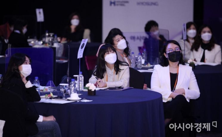 27일 서울 중구 롯데호텔에서 아시아경제 주최로 열린 '2021 아시아여성리더스포럼'에서 참석자들이 소하일 이나야툴라 유네스코 미래위원회 초대 의장의 기조강연을 듣고 있다./김현민 기자 kimhyun81@