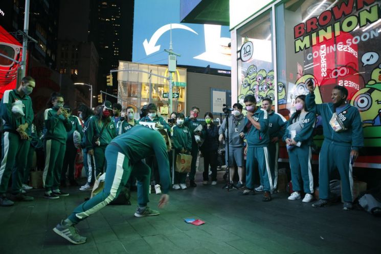 뉴욕 맨해튼 일원에서 열린 '오징어 게임과 함께하는 뉴욕 속 한국여행 ' 행사 참가자들이 타임스 스퀘어 앞에서 짝지 치기를 하고 있다.