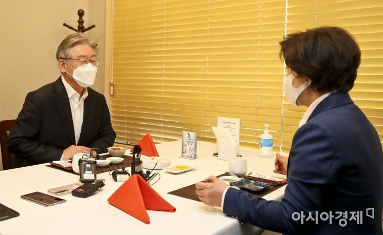 이재명 더불어민주당 대선 후보가 27일 서울 여의도의 한 식당에서 추미애 전 법무부 장관과 오찬 회동을 갖고 있다./윤동주 기자 doso7@