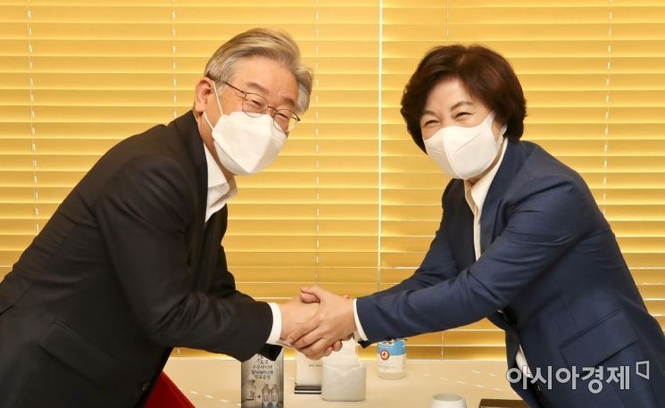 이재명 더불어민주당 대선 후보가 27일 서울 여의도의 한 식당에서 추미애 전 법무부 장관과 오찬 회동을 갖기에 앞서 인사를 나누고 있다./윤동주 기자 doso7@